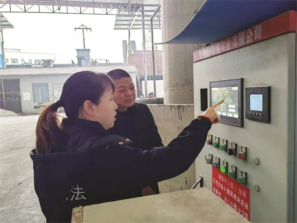 奮戰(zhàn)環(huán)保一線 詮釋別樣年味（瀘州日?qǐng)?bào)）